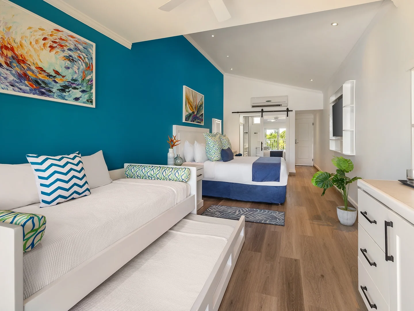 SPLASH CONCIERGE JR. SUITE CLUB LEVEL OCEANVIEW – KING-1