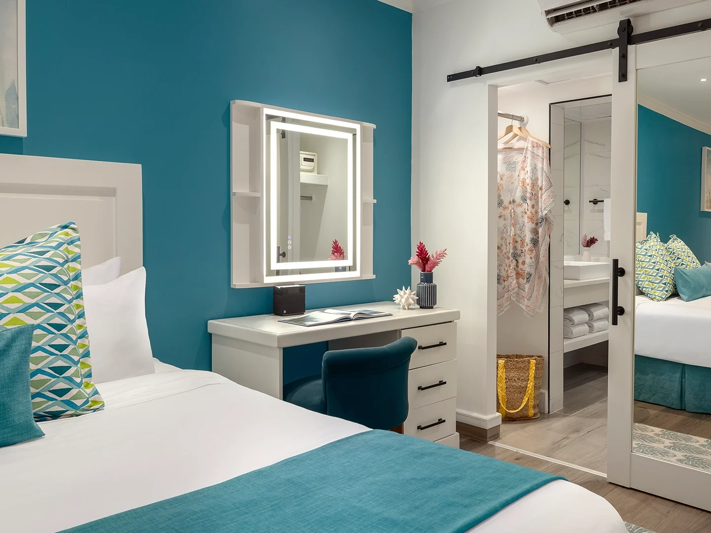 SPLASH JR. SUITE OCEANVIEW – KING-2